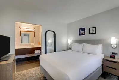 Image de Modern 2 Queen Unit with Kitchen, Fitness Center, Near 49ers Museum!