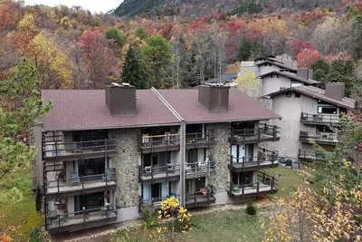 Image de English Escape by Beyond Expectations—Dog Friendly 🐾 Condo w/ Views & Pool