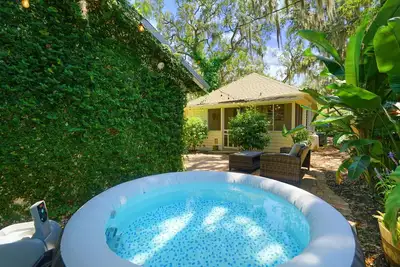 Image de Uptown Bungalow - 5 minutes from downtown!