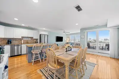 Image de Spacious 3 bedroom 3 bath condo located in the heart of downtown Avalon.