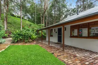 Image de Cozy Cottage on an acreage bush setting closer to amenities.