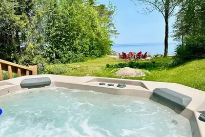 Image de Skipping Rock Log Cabin: Cozy Charm & Hot Tub Bliss