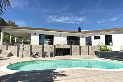 Image de Très belle villa (11 pers. max. ) avec piscine jardin terrasse à -10’ de la plage.