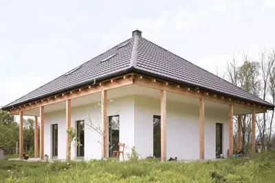 Image de Charming countryside cottage and garden near forest