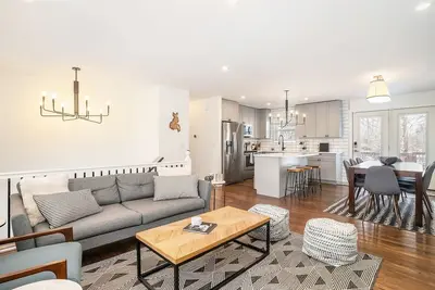 Image de Sunsets on West: Downtown Well Appointed Home, Deck, Fire Pit, Smart TVs