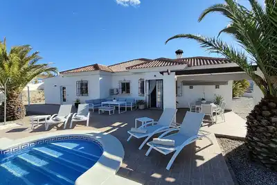 Image de Luxurious, spacious villa with very large garden and swimming pool.