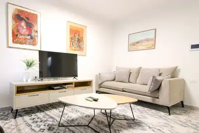The Elazar : Renovated 3 Br in Baka