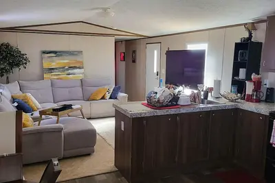 Image de Newly furnished spacious home out in the stix w peace n quiet