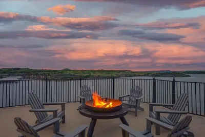 Image de Best view of the lake, near Hells Gate with a pool/hot tub/large game room