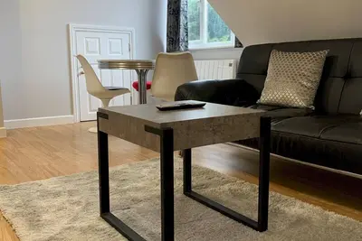 Image de Pass the Keys | Cosy Top Floor Apartment in Watford with Parking