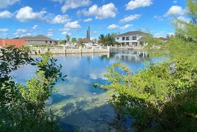 Image de Hidden Gem 2 Bedroom Apartment Coral Harbor Canal in walking distance to beach