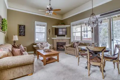 Image de Eagle Crest 2 Bedroom Single Level Pet Friendly Home with a Hot Tub