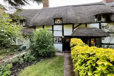 Image de Historical Thatcher Roof Cottage Hathaway Hamlet