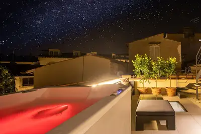 Image de Ferrari-Inspired Penthouse with private Jacuzzi &Two Terraces \n\nStunning Views!