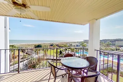 Oceanfront, 3rd-floor condo with corner balcony, pool & beach access