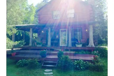 Image de Log Cabin Adirondack Lodge on State Trail System That is “Pet Friendly”