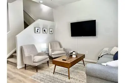 Image de Off-The-Diagonal 2-Bedroom Townhome