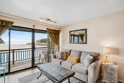Image de Oceanfront, dog-friendly condo with Proposal Rock view, balcony & beach access