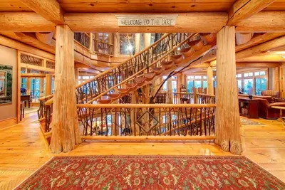 Image de Mansion on lake with hot tub & stunning views.