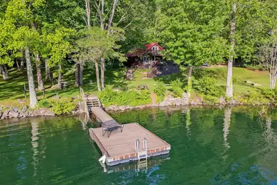 Image de Lake Front Cabin with Private Dock, Hot tub and Fire Pit