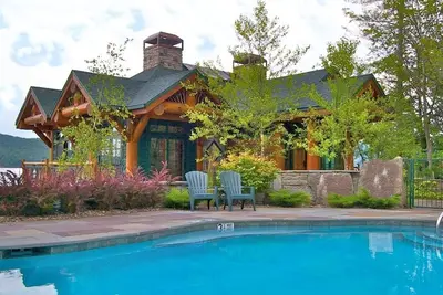 Image de Mansion on lake with hot tub & stunning views.