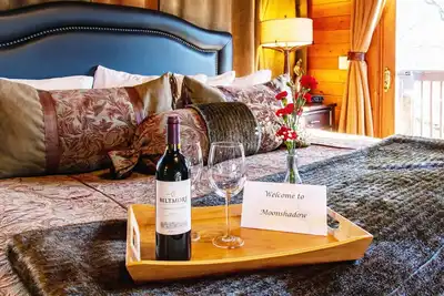 Image de Moonshadow Stunning Lake View Cabin with Hot Tub, Fire Pit