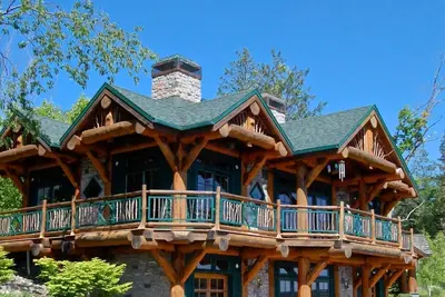 Image de Mansion on lake with hot tub & stunning views.