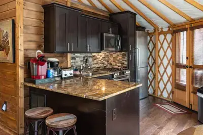 Image de Tranquil Haven Luxury Yurt - Creekside Glamping w/ Private Hot Tub