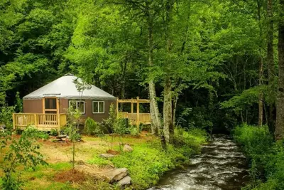 Image de Otter Creek Yurt - Creekside Glamping w/ Private Hot Tub