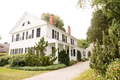 Image de Gorgeous home in historic downtown Sandwich with hot tub/sauna