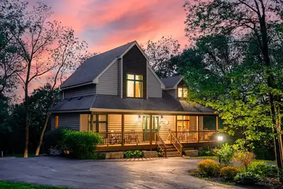 Image de Relaxing Retreat with Hot Tub and Fire Pit