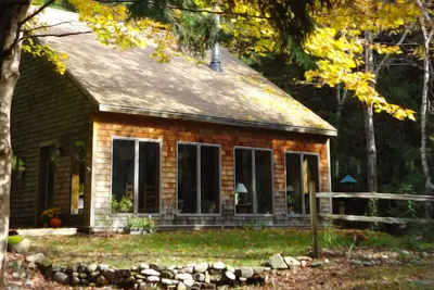 Image de A cozy, woodsy retreat a mile from the Southwest Harbor village & Acadia trials.