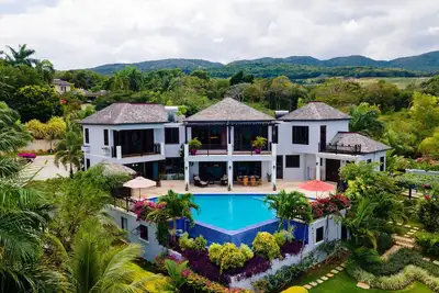 Image de Luxurious & Comfortable near Town & Beaches
