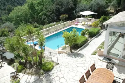 Image de Superbe villa de standing avec piscine chauffée, 4 chambres et 4 salles de bain.