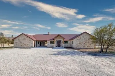 Image de Beautiful and spacious home with a pool