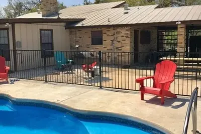 Image de Quiet home on a large lot with a pool and pet friendly