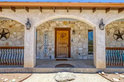 Image de Beautiful and spacious home with a pool