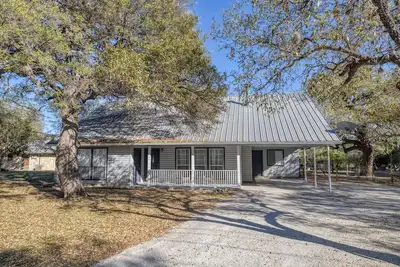 Image de Quiet and comfortable home with lots of space outside.