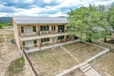 Image de Amazing home on the river with spacious living room and kitchen