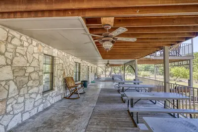 Image de Large river front home in Cypress Bend