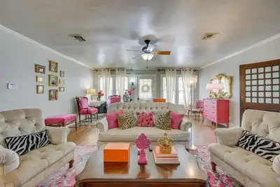 Image de 'The Pink Azalea' - Tyler Home w/ Yard + Patio!