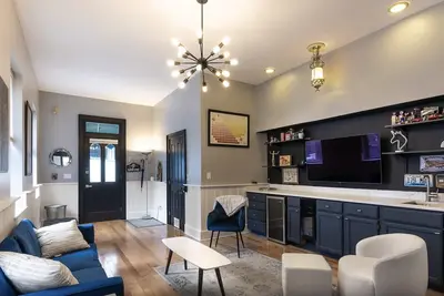 Image de 2br 2. 5ba Retreat – Wet Bar, Deck, Private Parking