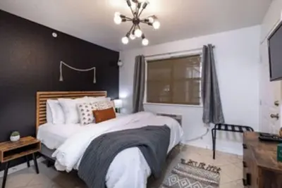 Image de Gated, Luxe Mid-Century Modern Condo| Walk to golf & pools!