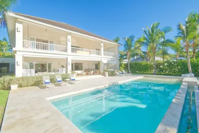 Image de Modern villa w/ golf and lake view in beach resort