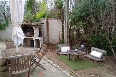 Image de Appartement avec terrasse et jardin.