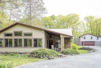 Image de Peaceful 5-Bedroom Family Retreat - Main House & Cabin on Camp Lake