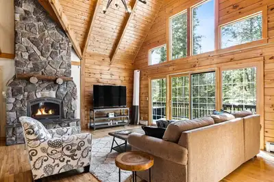 Image de Luxe Log Cabin, Summer Comfort | Cabin Fever