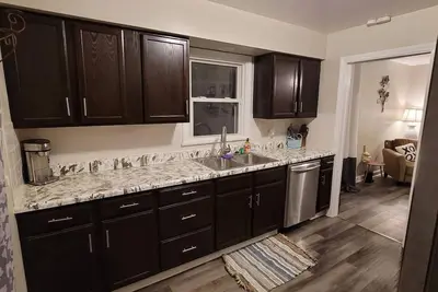 Image de Charming 2 bd Pet Friendly Austintown Home