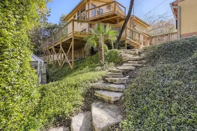 Image de The Yellow Treehouse by the Lake - No Cleaning Fees! ! !