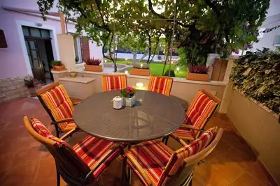 Image de Appartement de deux chambres avec la terrasse Preko, Ugljan (A-20390-b)